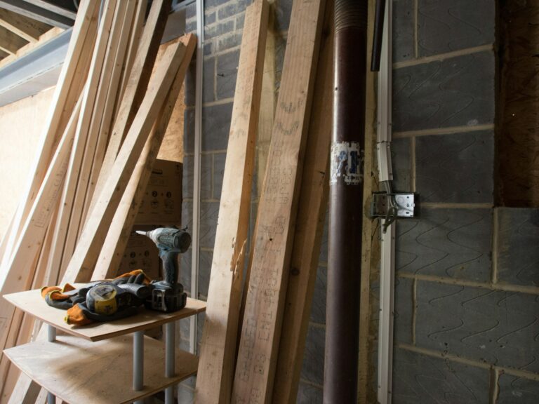 Tips for Designing a Functional and Stylish Entryway Bench: Organizing Outerwear and Accessories